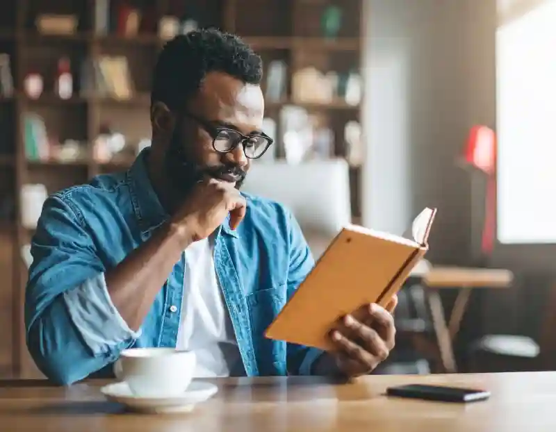Person reflecting on their personal finances with the RITMO method